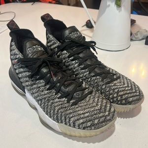 Lebron Basketball Shoes (Oreo)